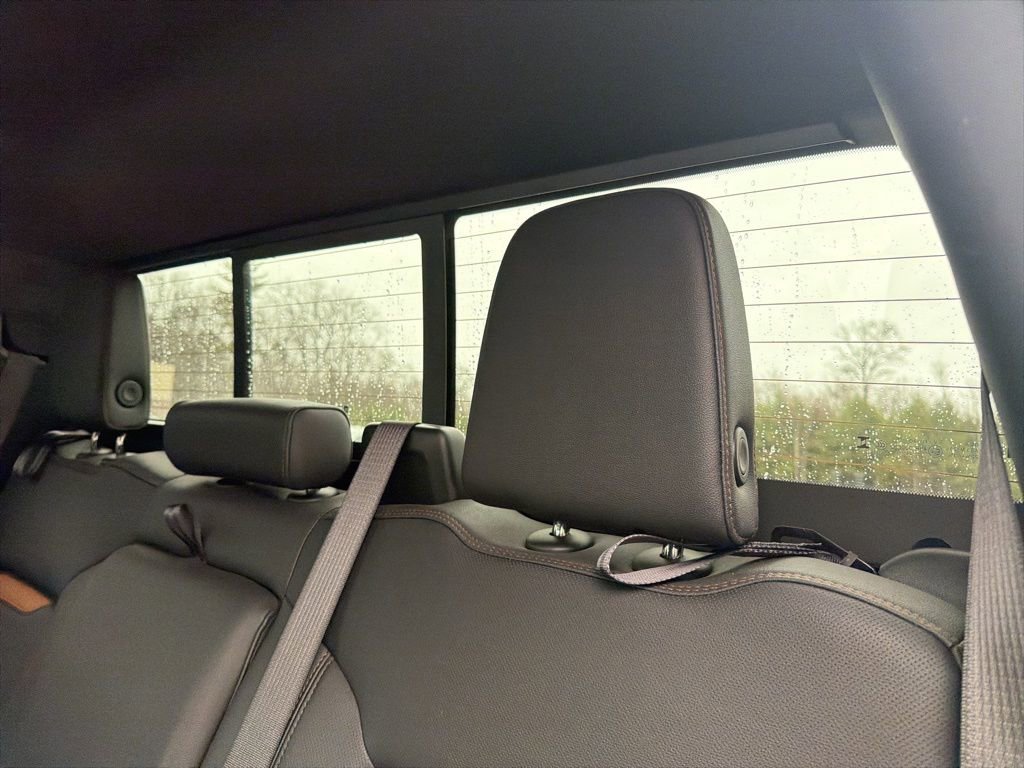 Used 2025 GMC Sierra 2500 AT4 w/ AT4 Premium Plus Package AWD/4WD image 12