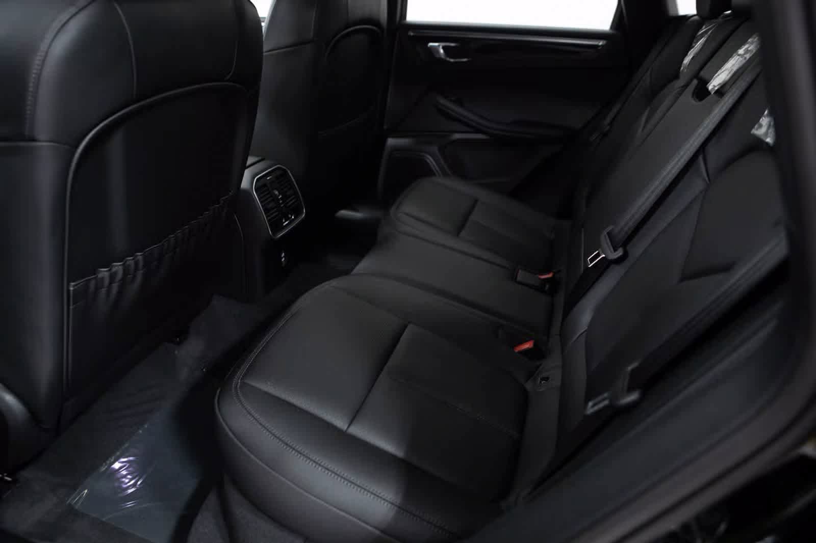 Used 2026 Porsche Macan AWD/4WD image 34