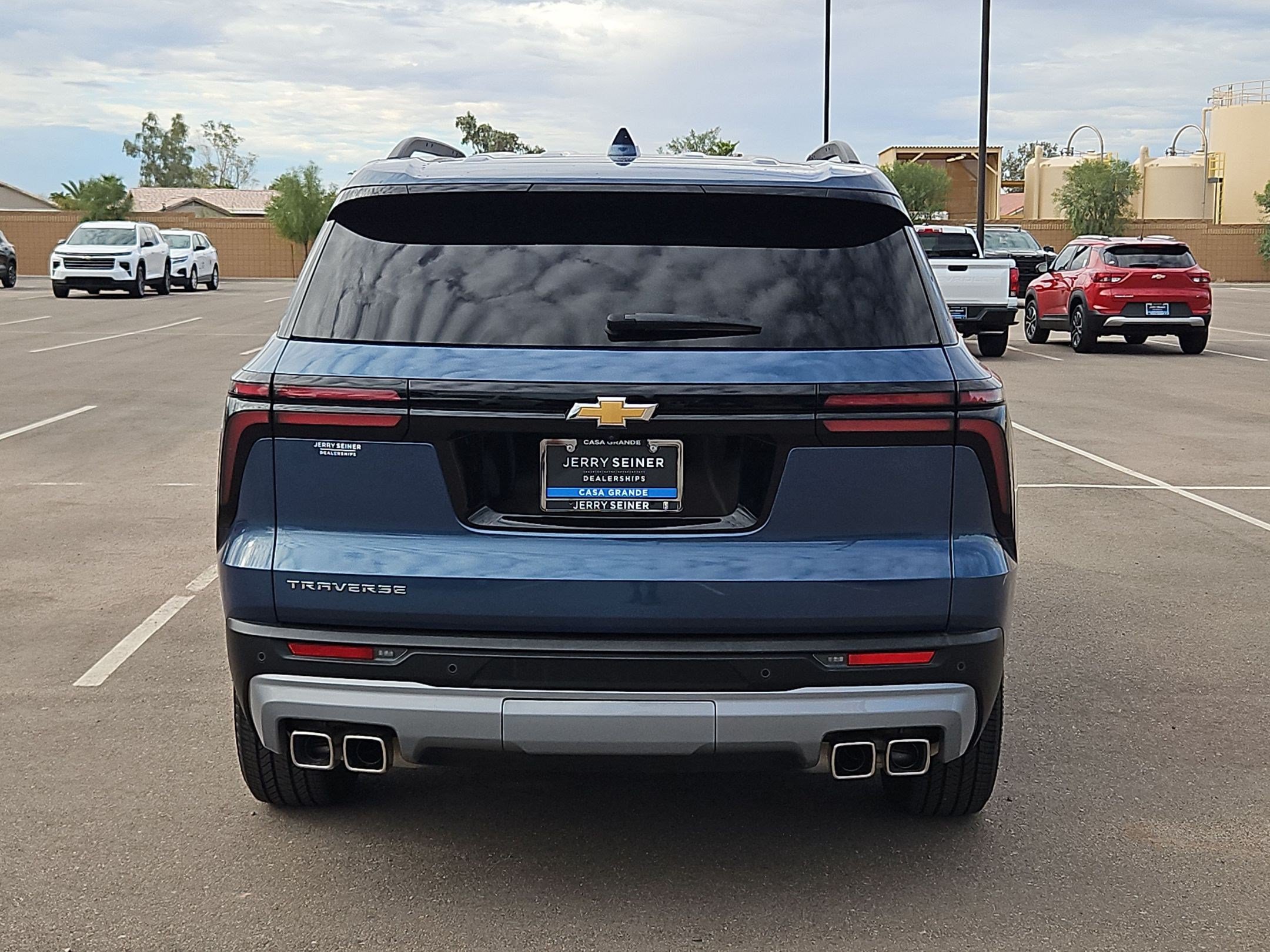 Used 2025 Chevrolet Traverse LT FWD image 4