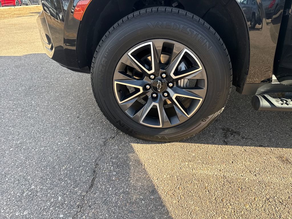 Used 2022 Chevrolet Suburban Z71 image 27