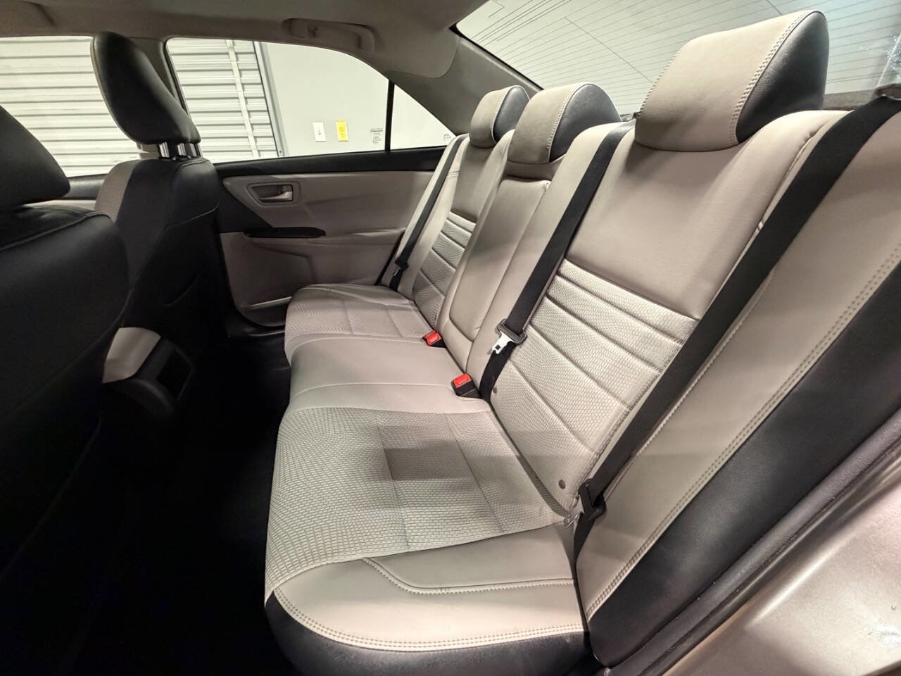 Used 2017 Toyota Camry SE w/ Moonroof Package image 13