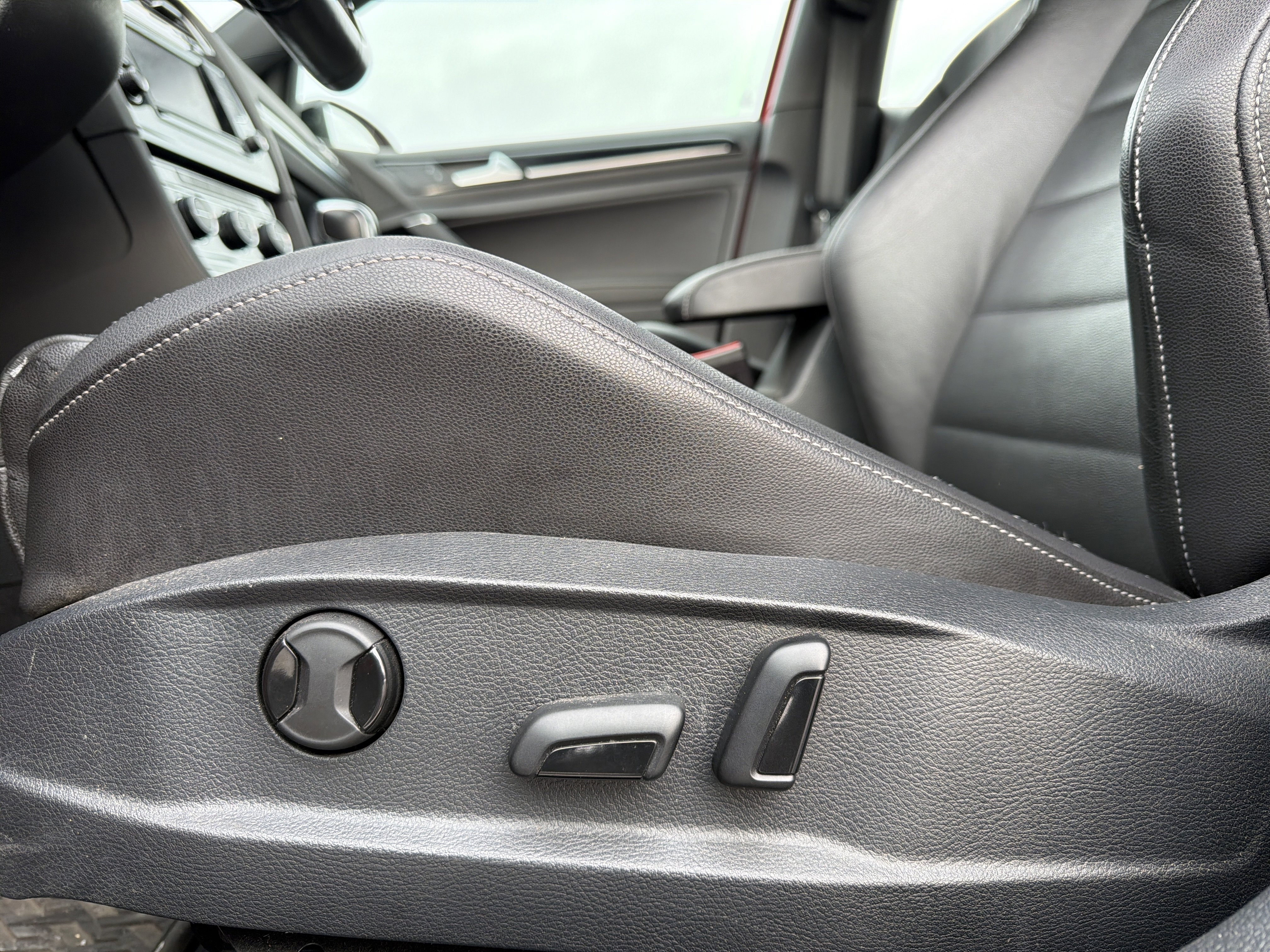 Used 2015 Volkswagen Golf R 4-Door image 25