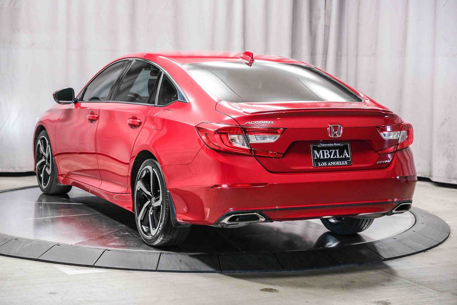 Used 2018 Honda Accord Sport image 2