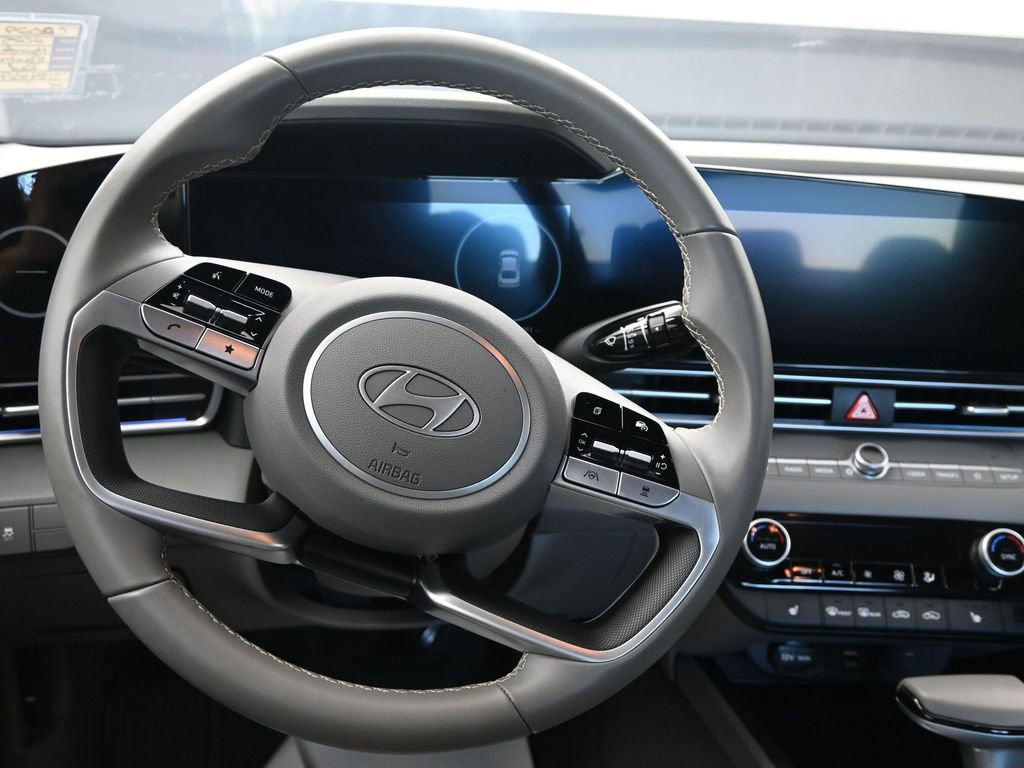 Used 2025 Hyundai Elantra SEL image 26
