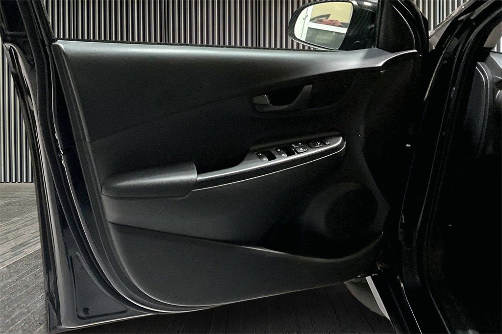 Used 2023 Hyundai Kona SE image 18