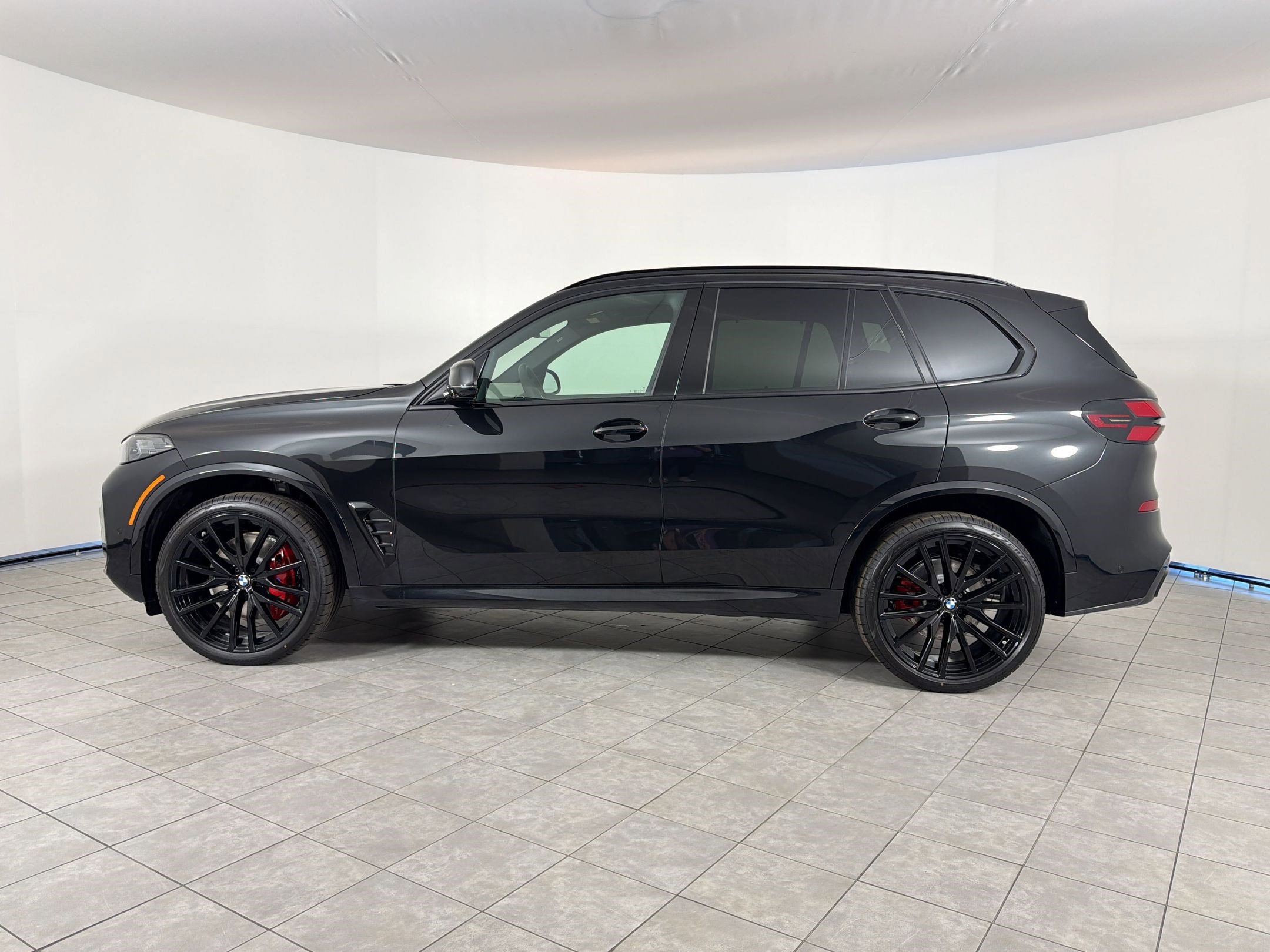 New 2026 BMW X5 xDrive40i w/ M Sport Package AWD/4WD image 2