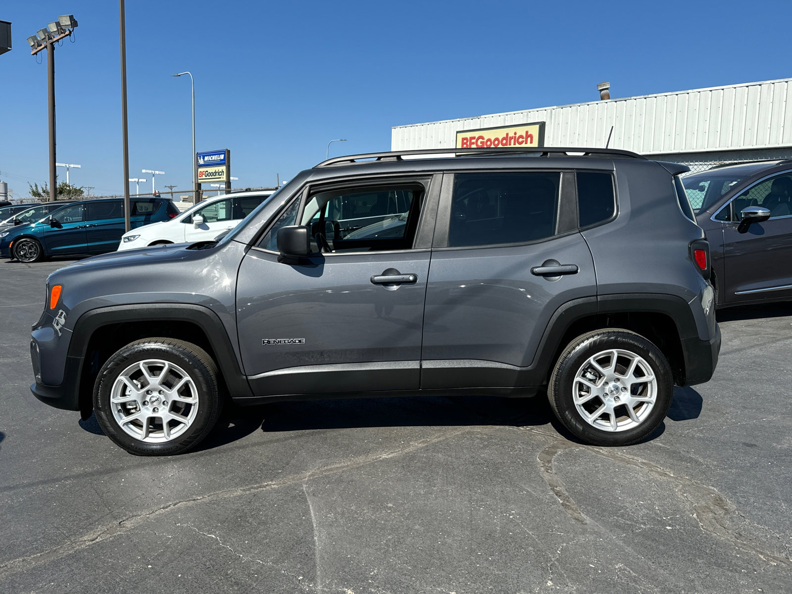 Used 2022 Jeep Renegade Latitude AWD/4WD image 3