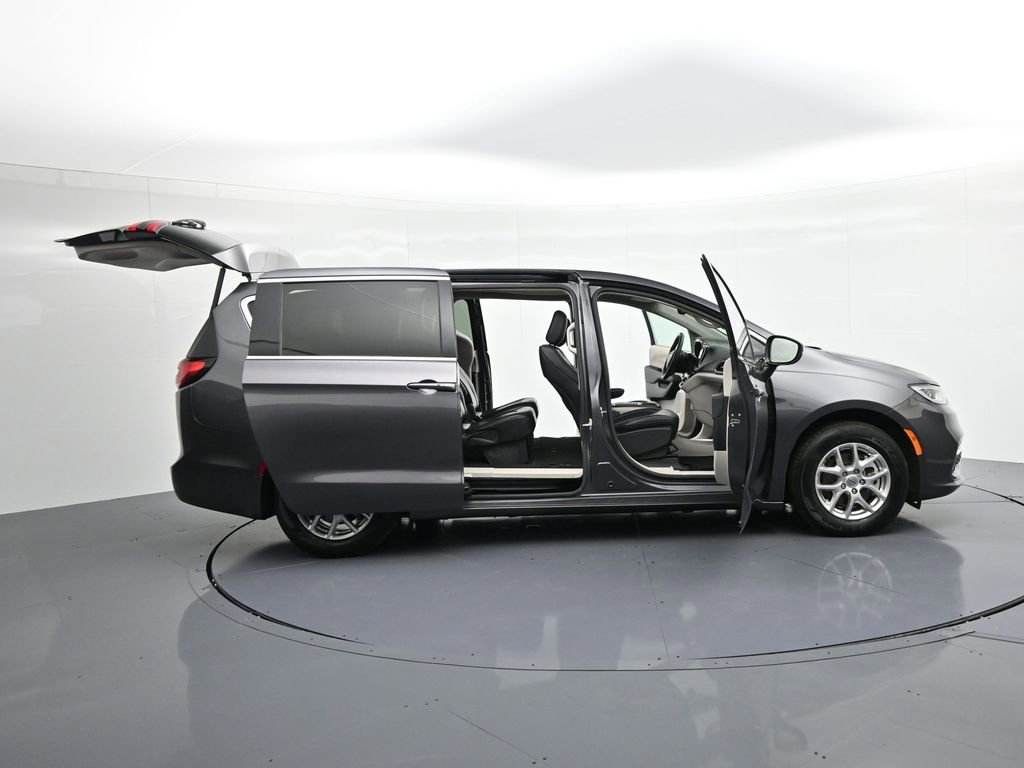Used 2023 Chrysler Pacifica Touring-L image 38