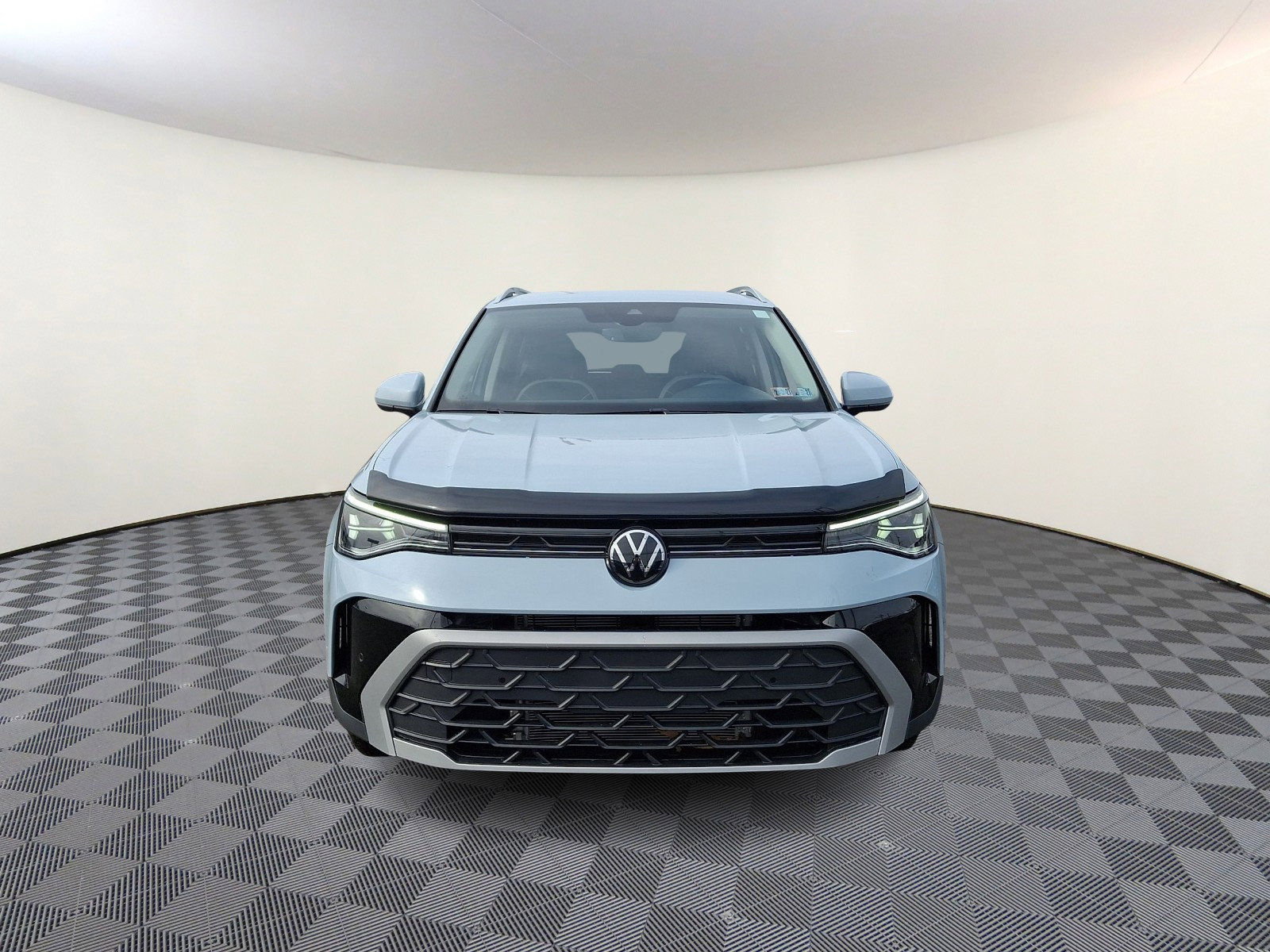 Certified 2025 Volkswagen Taos SE image 2