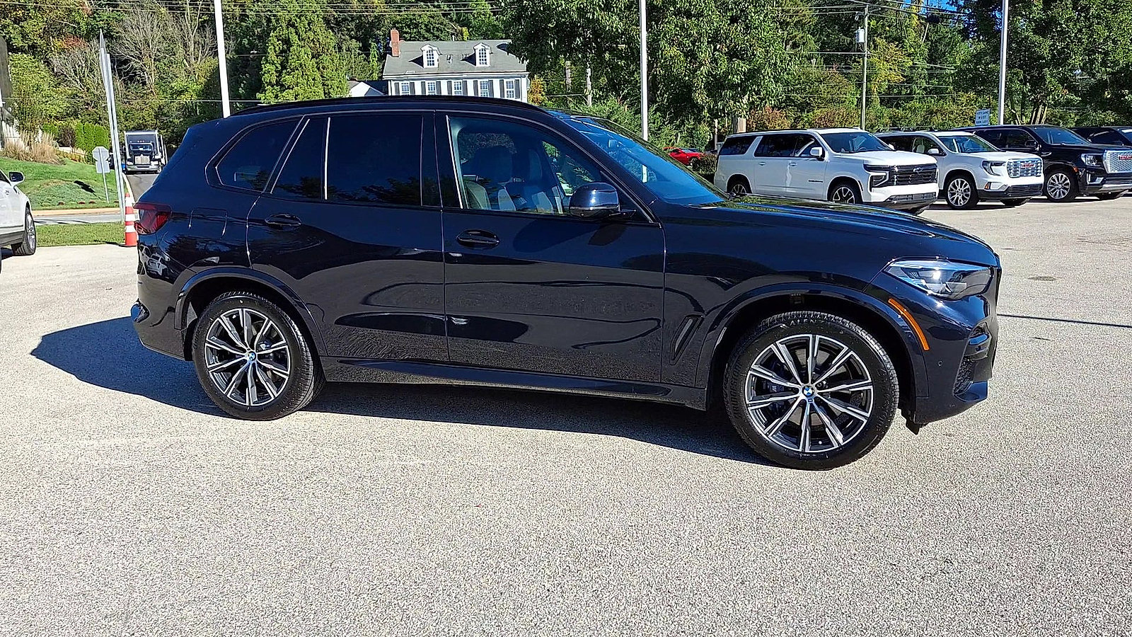 Used 2022 BMW X5 xDrive40i w/ M Sport Package AWD/4WD image 2