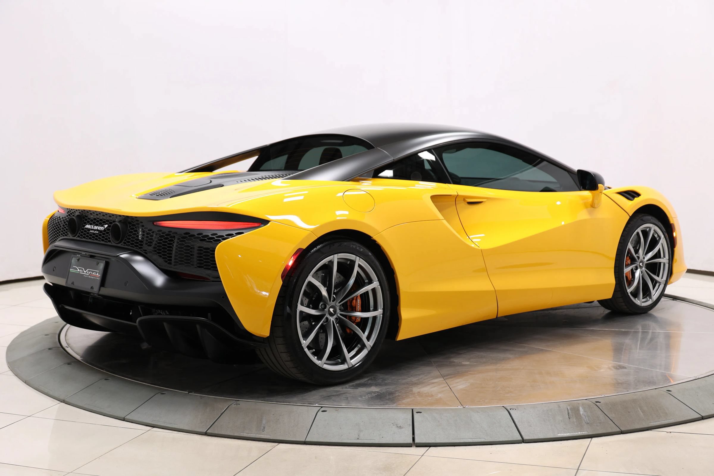 Used 2023 McLaren Artura RWD image 4