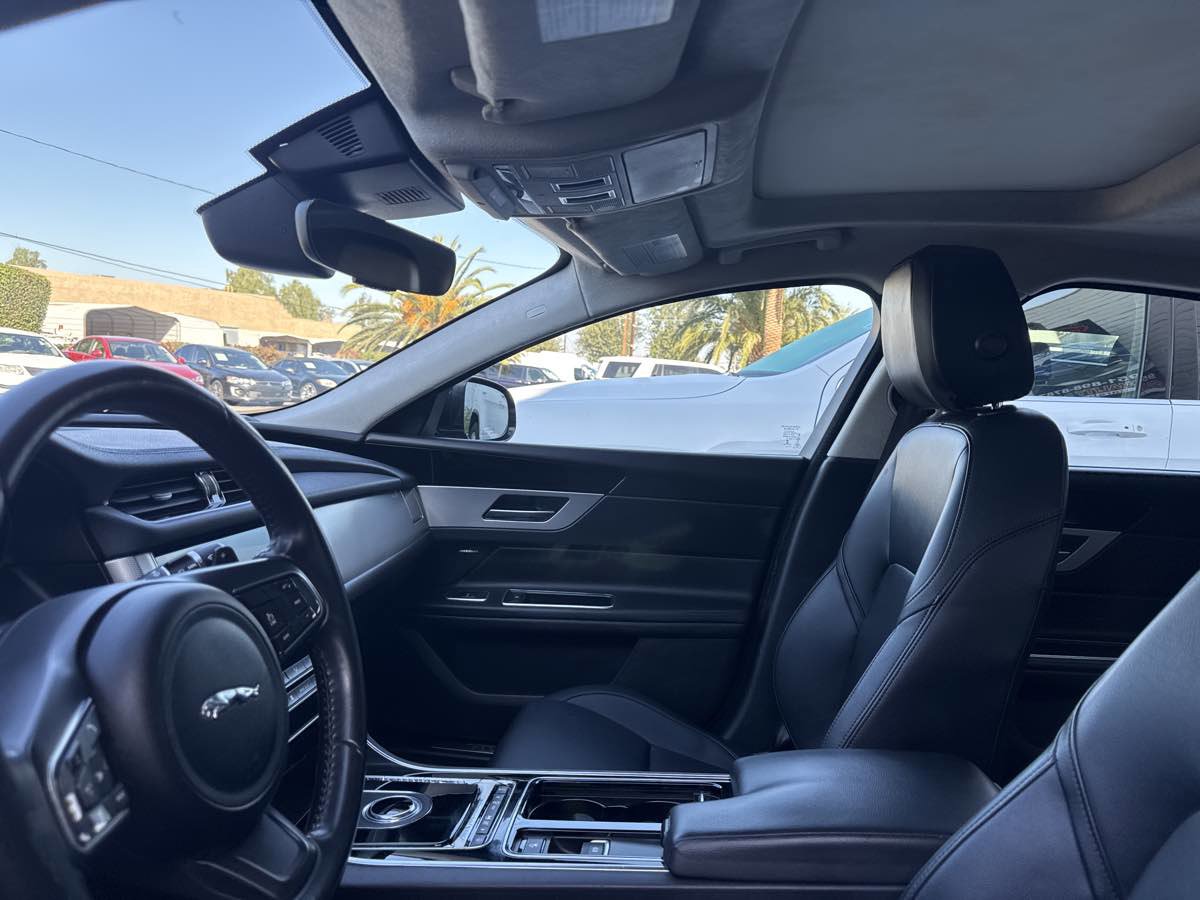 Used 2020 Jaguar XF Premium image 15