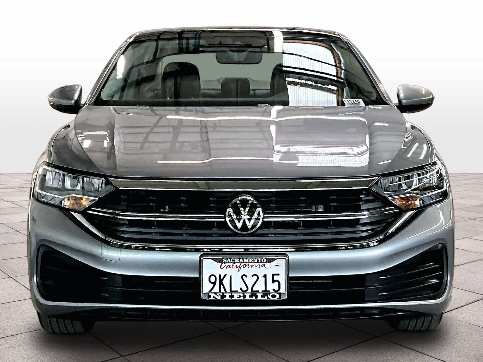 Used 2024 Volkswagen Jetta SE FWD image 3