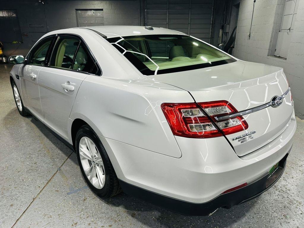 Used 2017 Ford Taurus SE FWD image 4