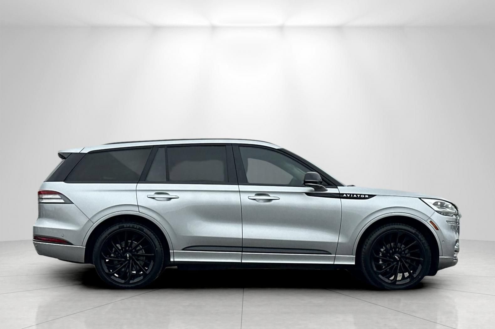 Used 2023 Lincoln Aviator Reserve w/ Equipment Group 201A AWD/4WD image 2