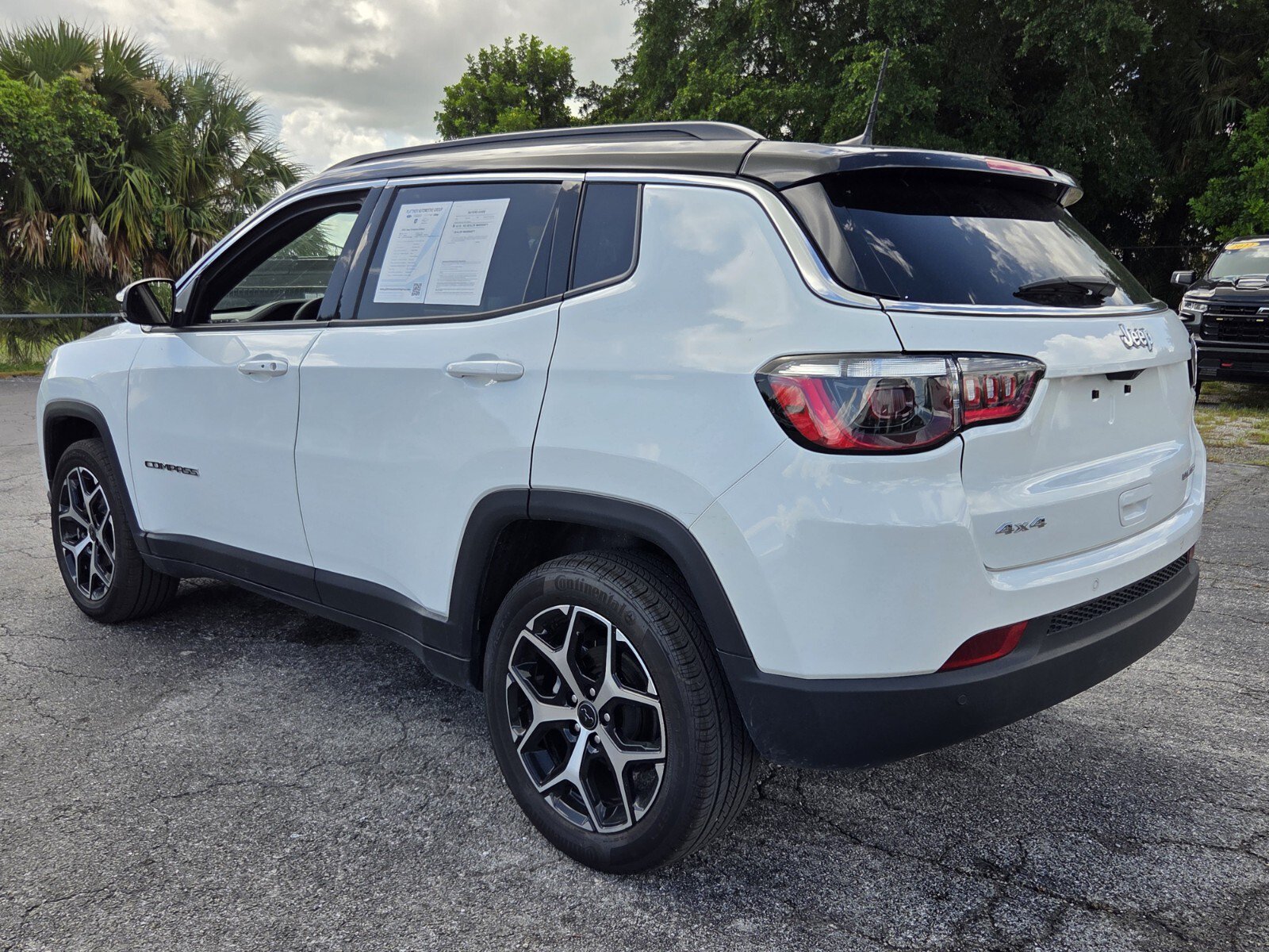 Used 2025 Jeep Compass Limited AWD/4WD image 3