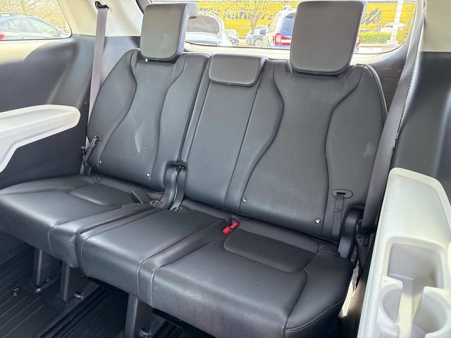 Used 2023 Kia Carnival LX FWD image 16