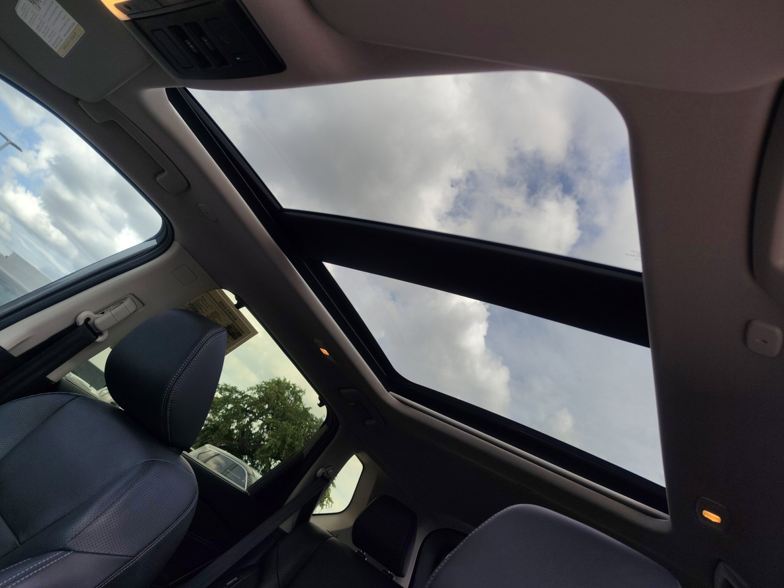 Certified 2024 Nissan Rogue Platinum w/ Platinum Premium Package FWD image 3