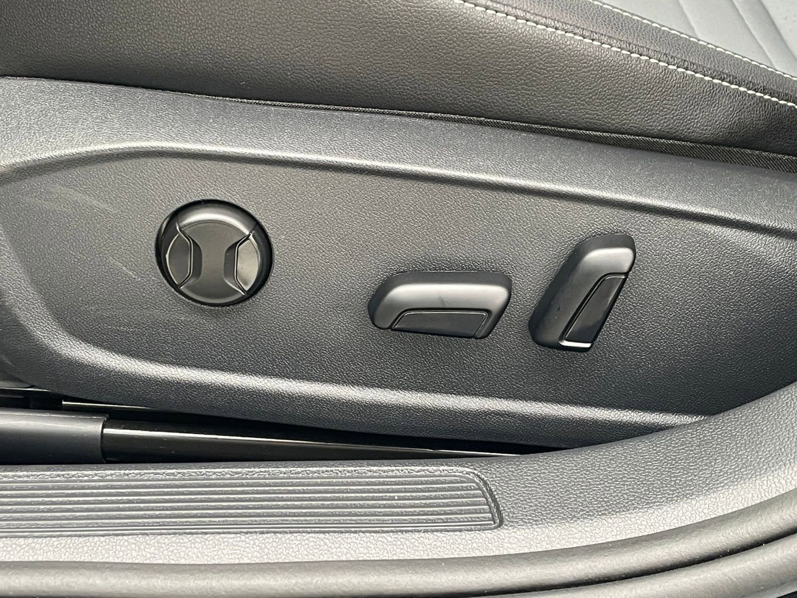 Used 2025 Volkswagen Jetta SE image 23