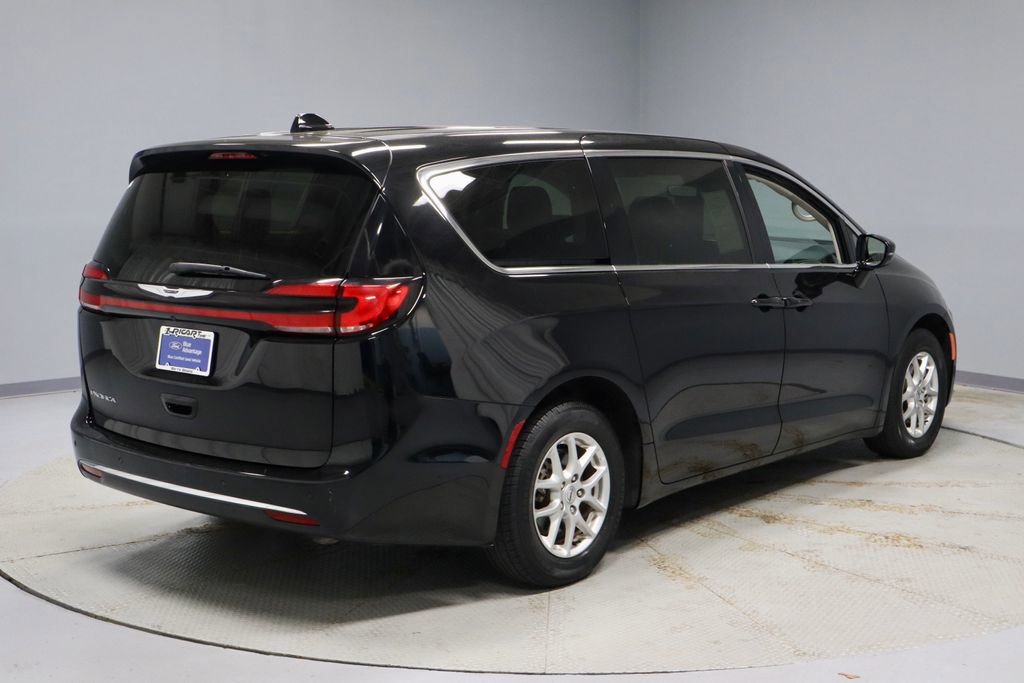 Used 2024 Chrysler Pacifica Touring-L FWD image 12