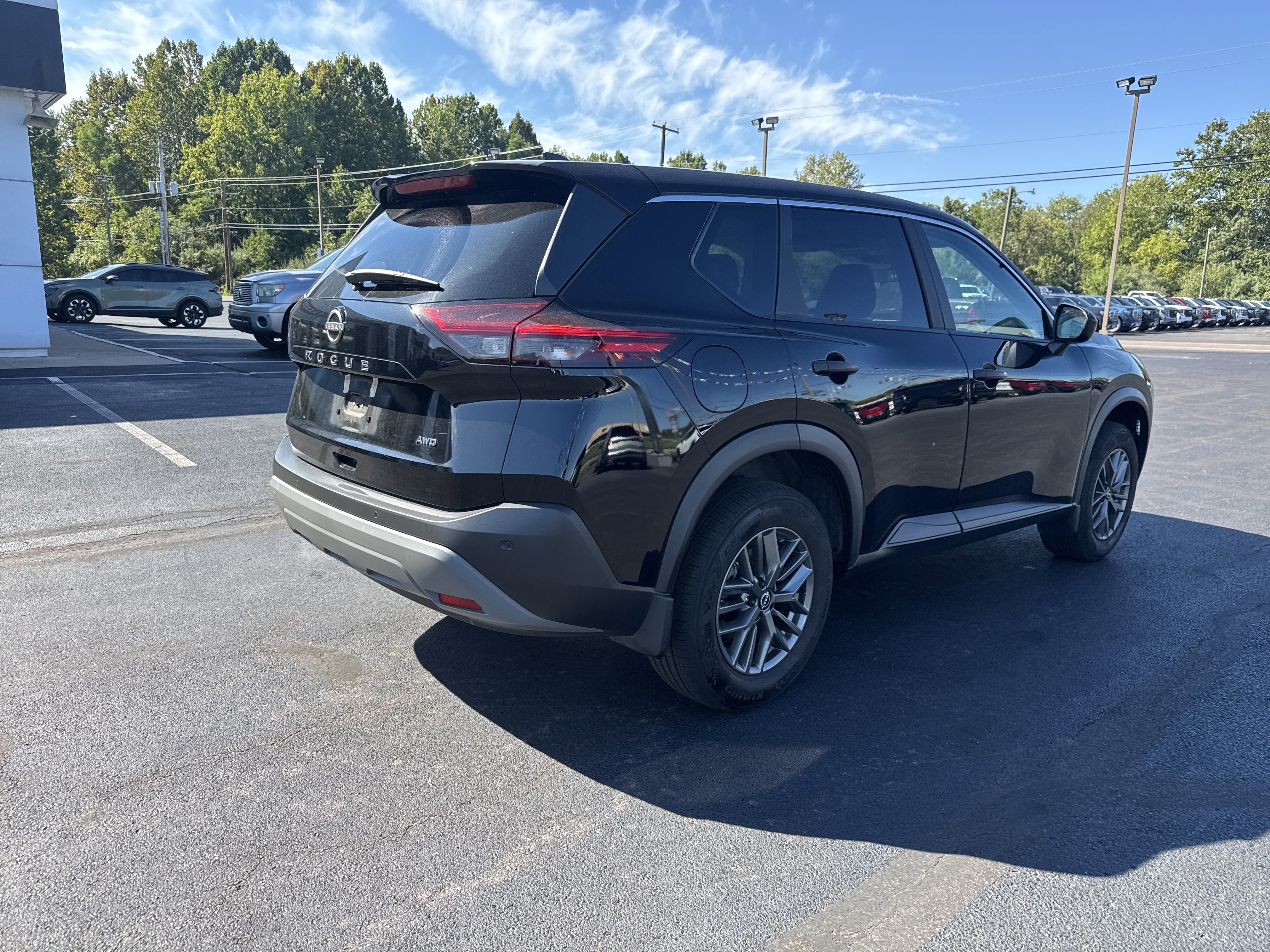 Used 2023 Nissan Rogue S image 3