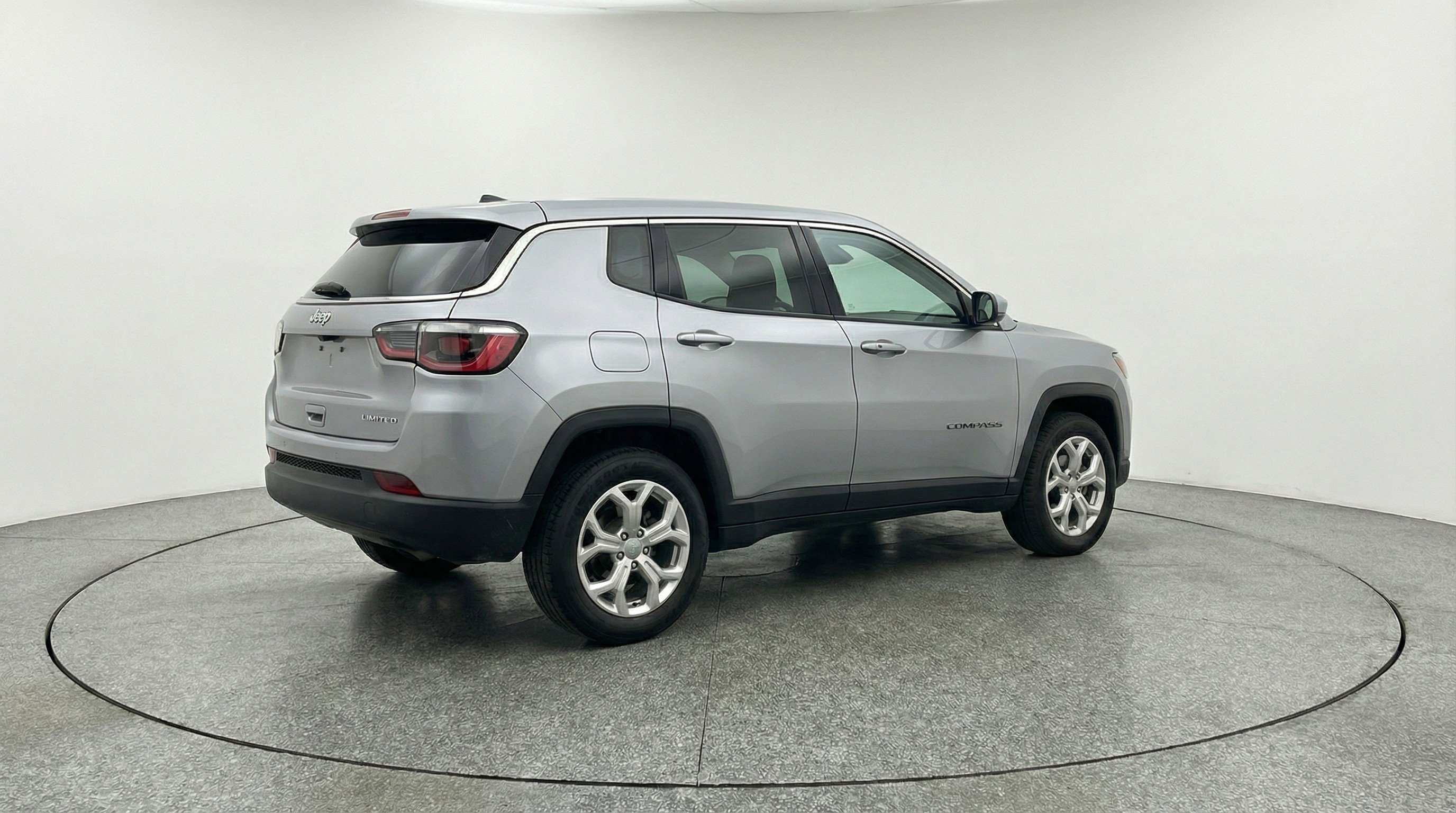 Used 2025 Jeep Compass Latitude image 9