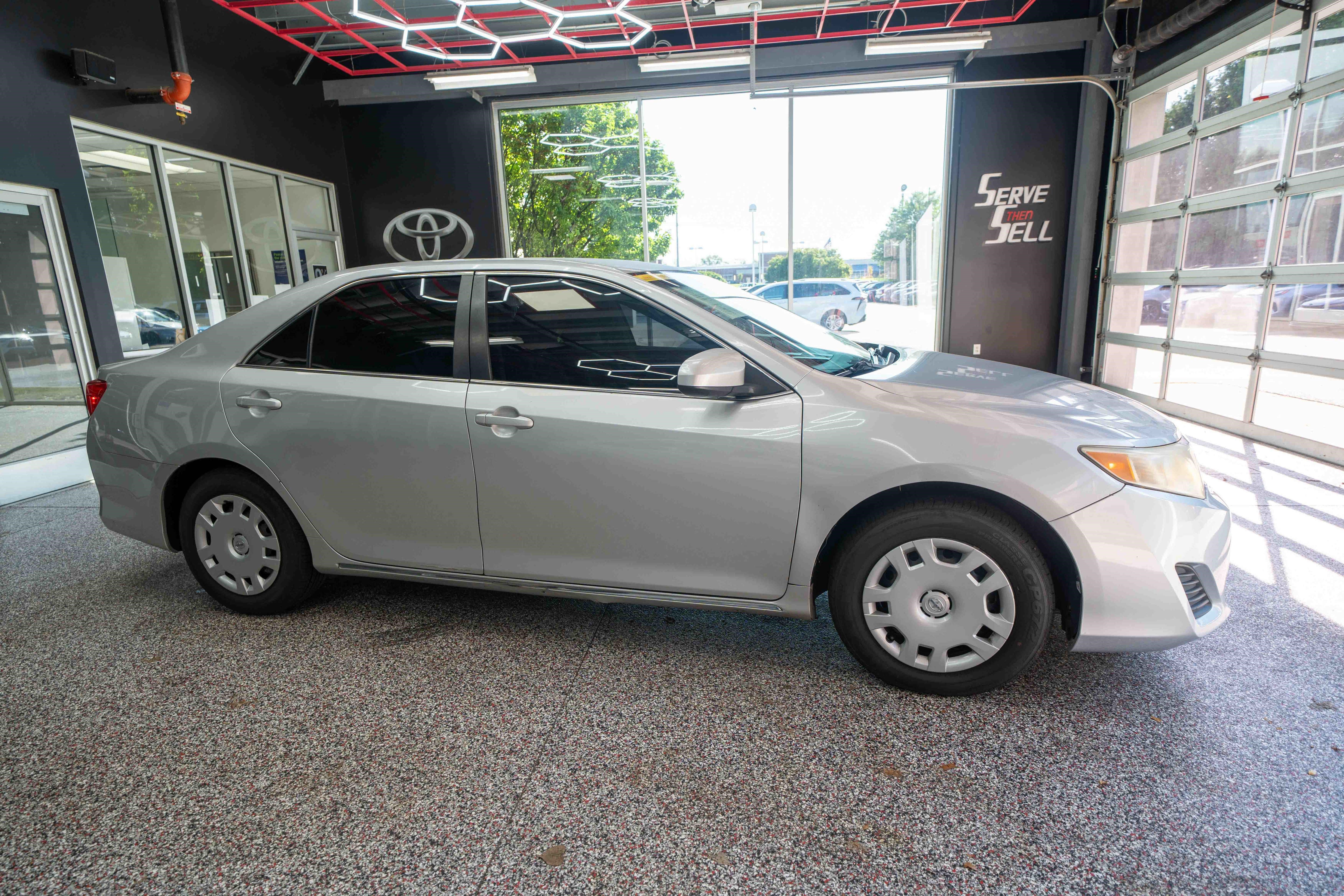 Used 2012 Toyota Camry LE FWD image 5