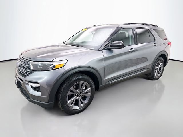 Certified 2022 Ford Explorer XLT w/ Equipment Group 202A AWD/4WD image 3