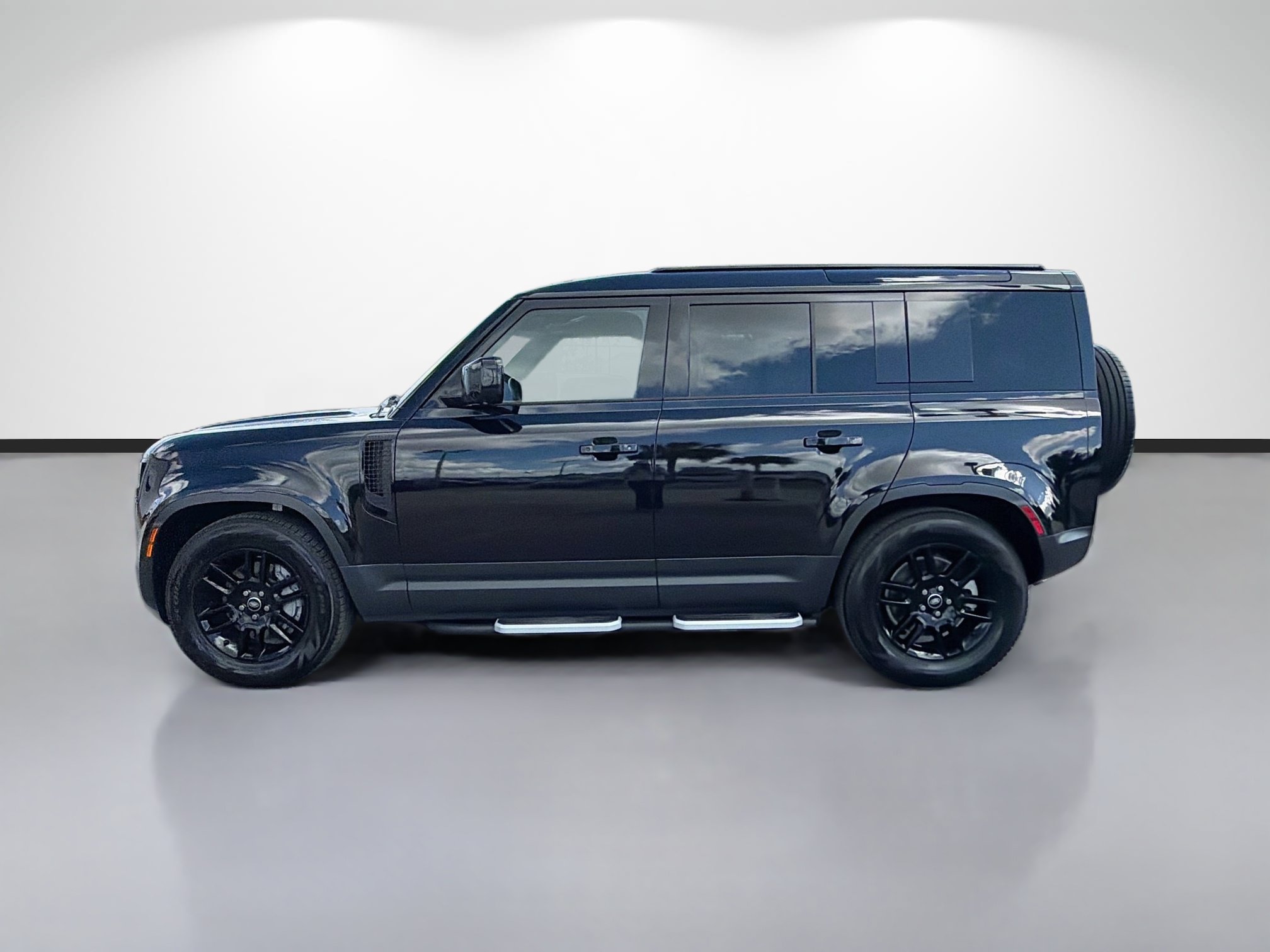 Used 2025 Land Rover Defender 110 S AWD/4WD image 2
