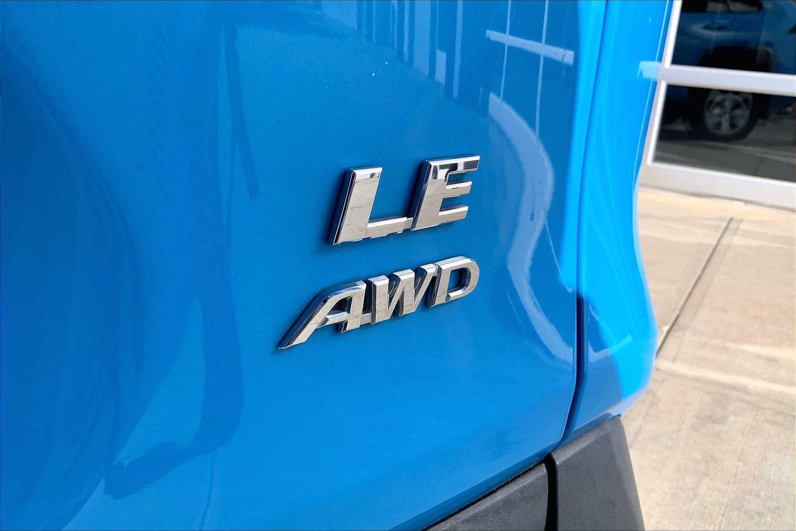 Used 2020 Toyota RAV4 LE AWD/4WD image 10