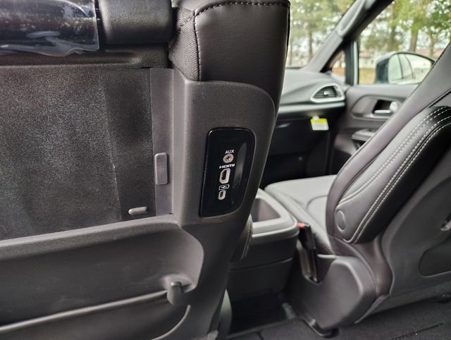 New 2026 Chrysler Pacifica Select FWD image 32