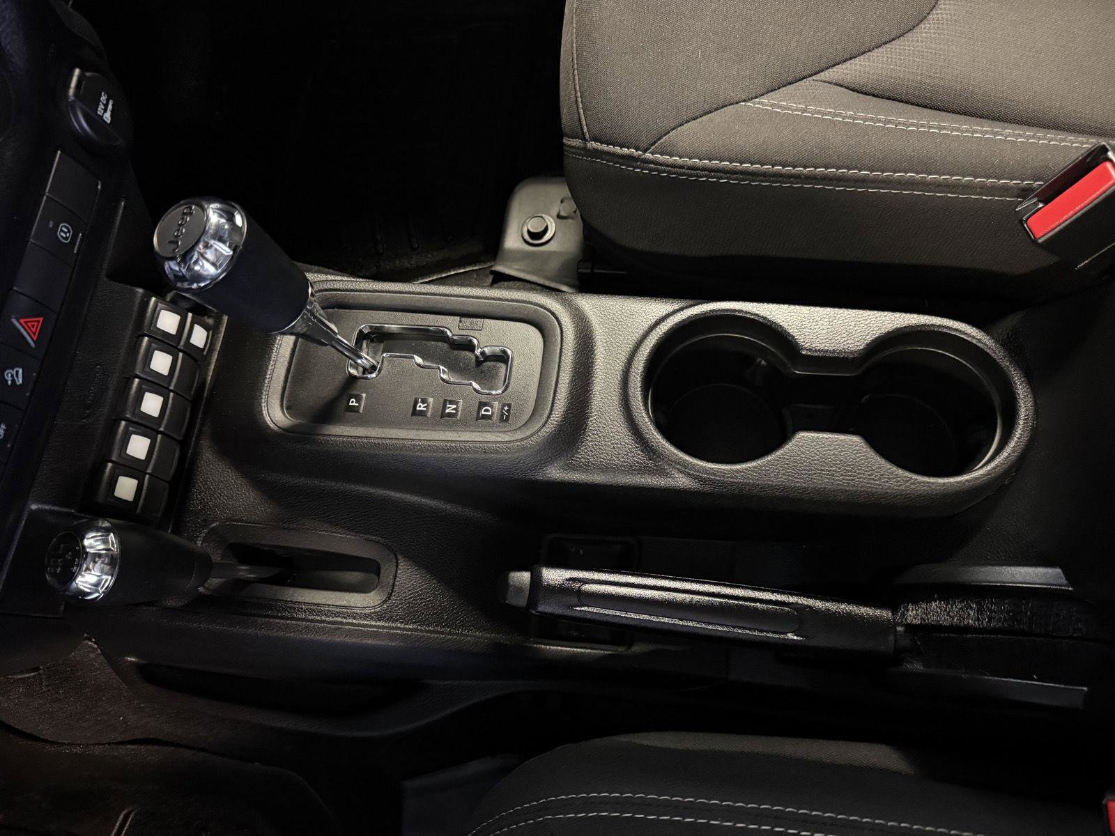 Used 2015 Jeep Wrangler Unlimited Rubicon w/ Connectivity Group image 29