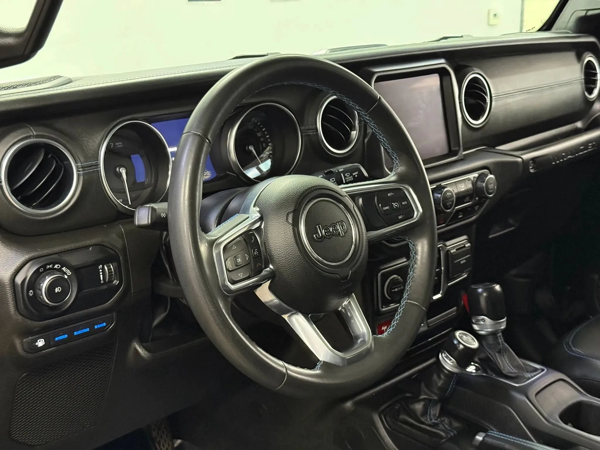 Used 2024 Jeep Wrangler Unlimited Rubicon 4xe AWD/4WD image 14