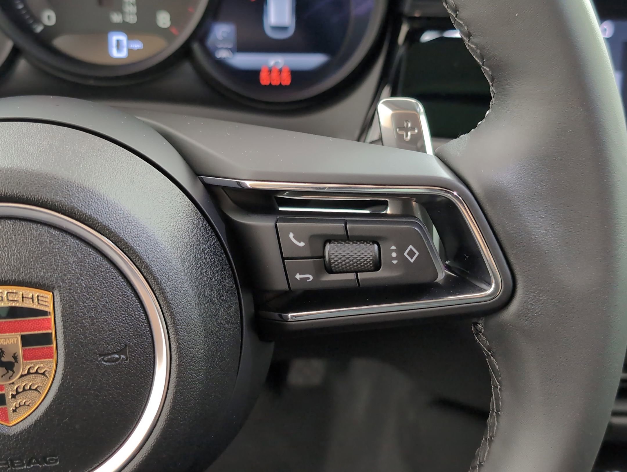 Certified 2025 Porsche Macan AWD/4WD image 29