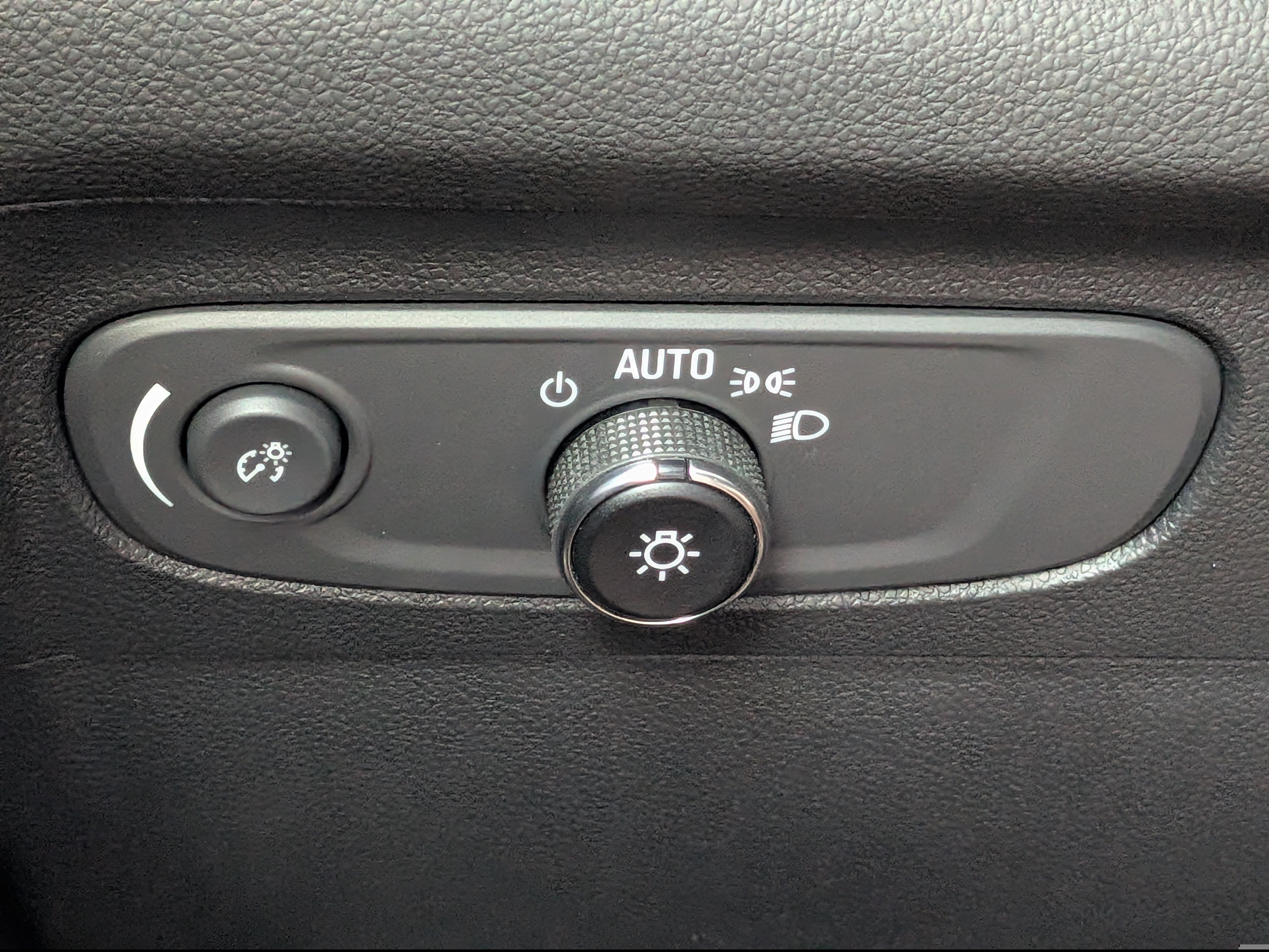 Certified 2023 Buick Envision Essence FWD image 25