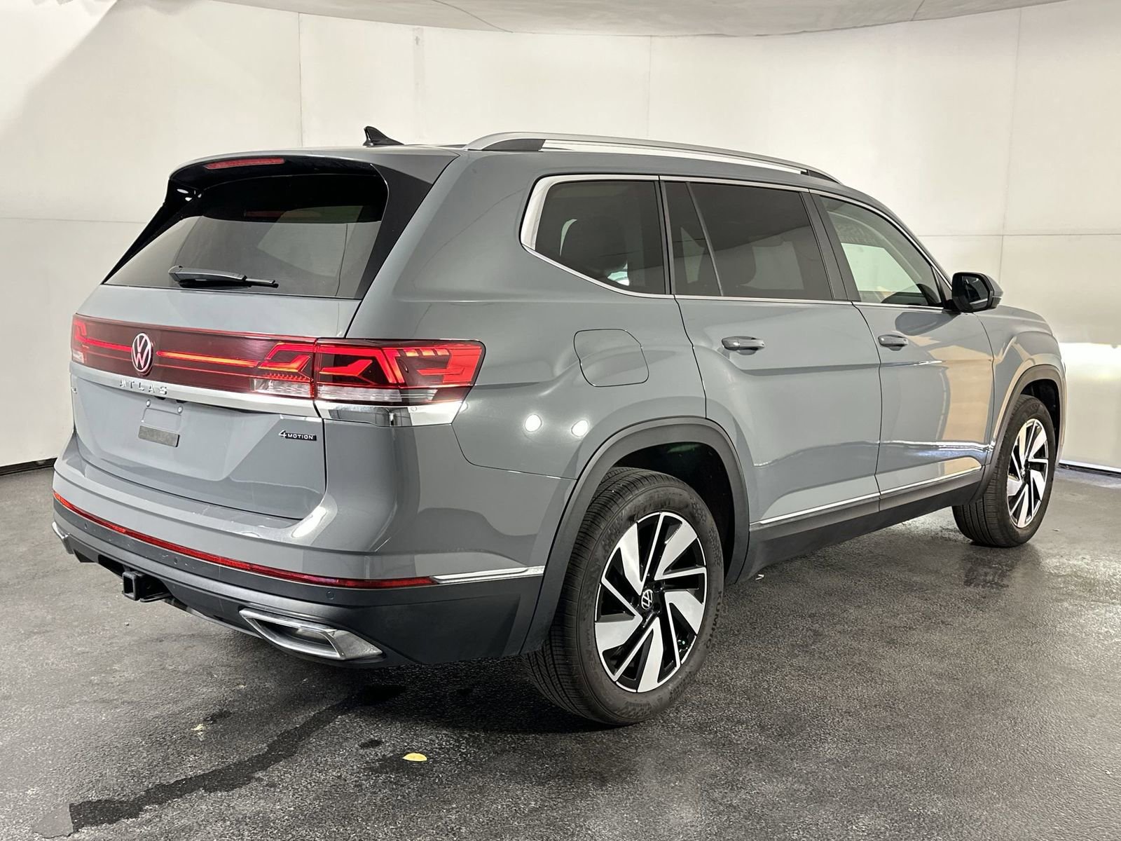 Used 2025 Volkswagen Atlas SEL AWD/4WD image 8