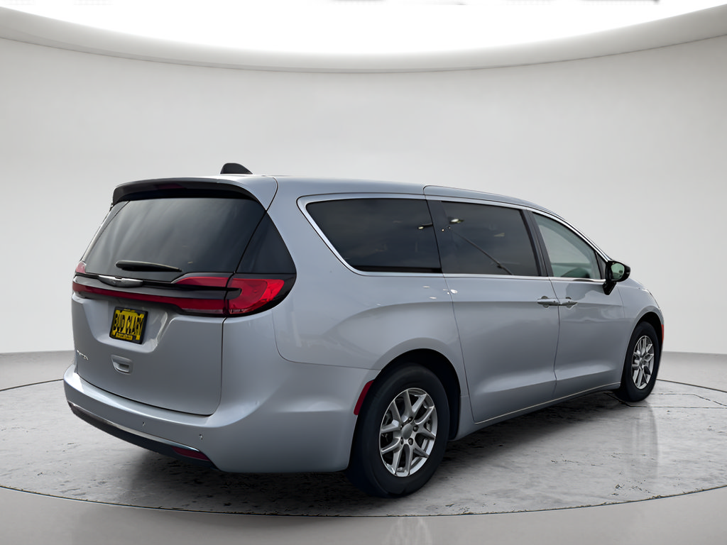 Used 2024 Chrysler Pacifica Touring-L FWD image 6