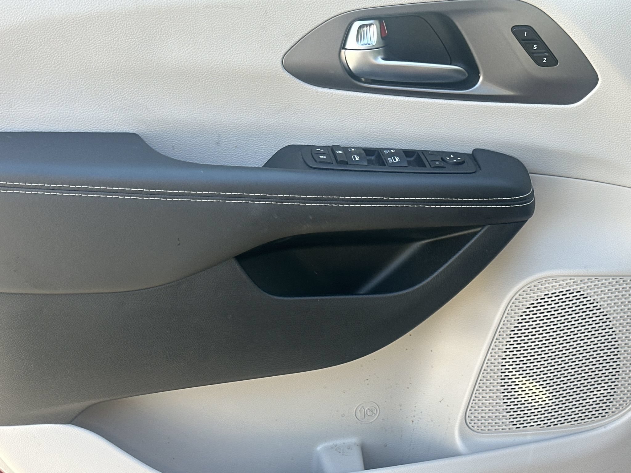 Used 2023 Chrysler Pacifica Touring-L FWD image 10