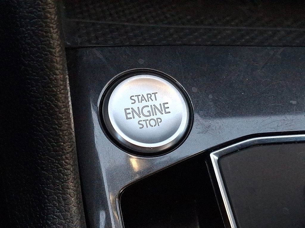 Used 2021 Volkswagen Tiguan SE image 18