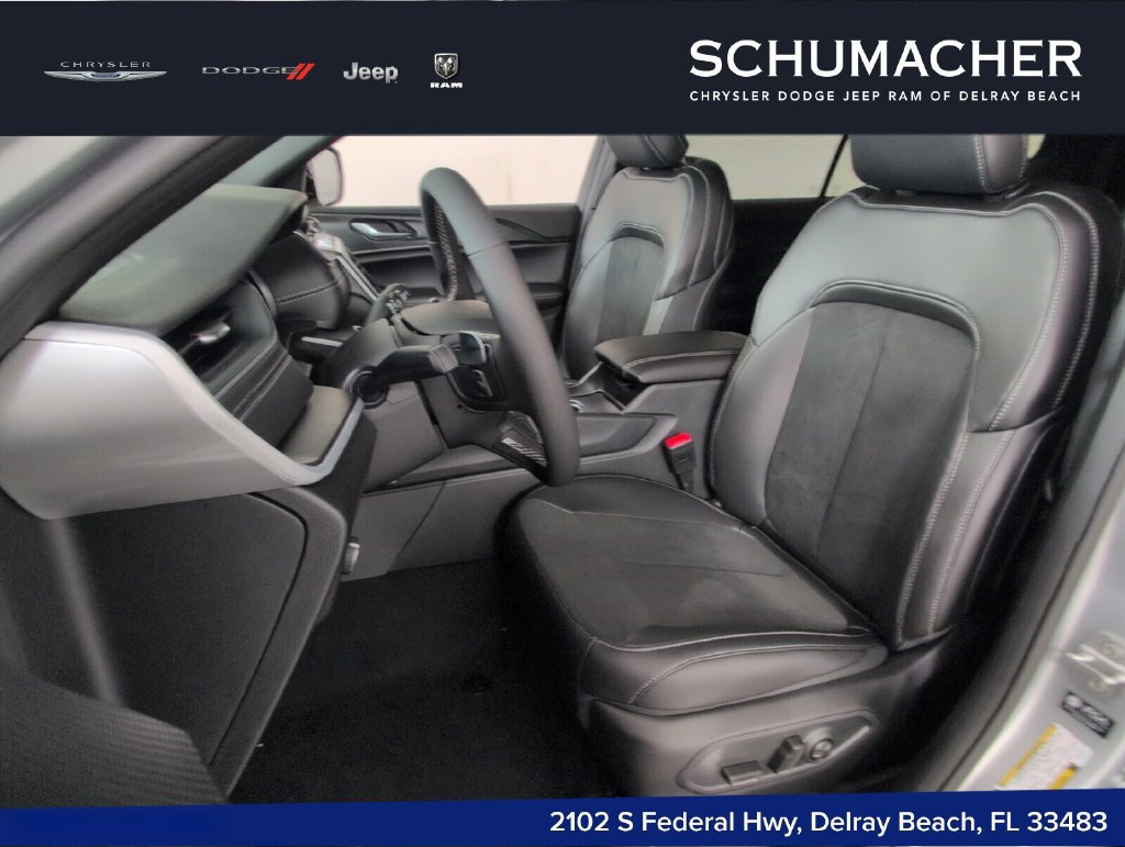 New 2025 Jeep Grand Cherokee L Laredo RWD image 5