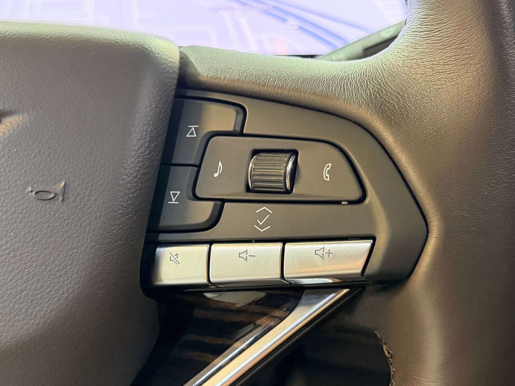 Used 2021 Cadillac Escalade Premium Luxury image 30