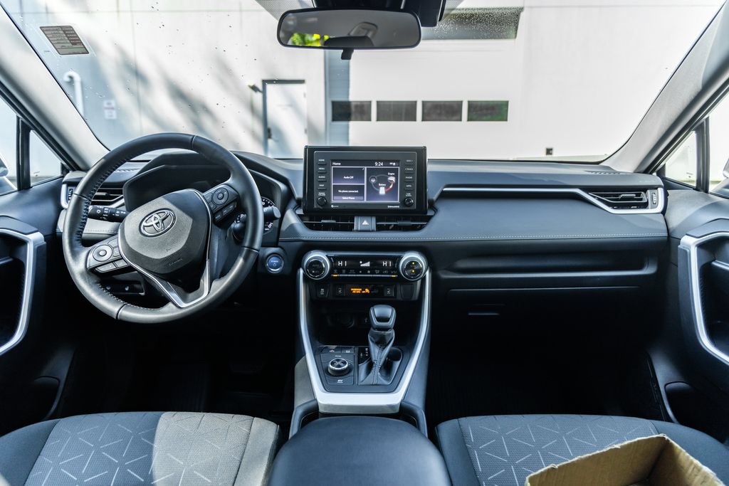 Used 2021 Toyota RAV4 XLE w/ XLE Grade Weather Package AWD/4WD image 28