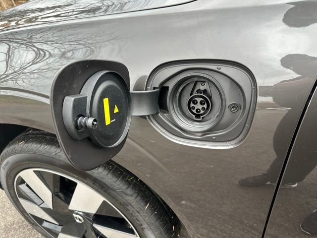 Used 2025 Volvo XC60 T8 Plus w/ Climate Package image 27