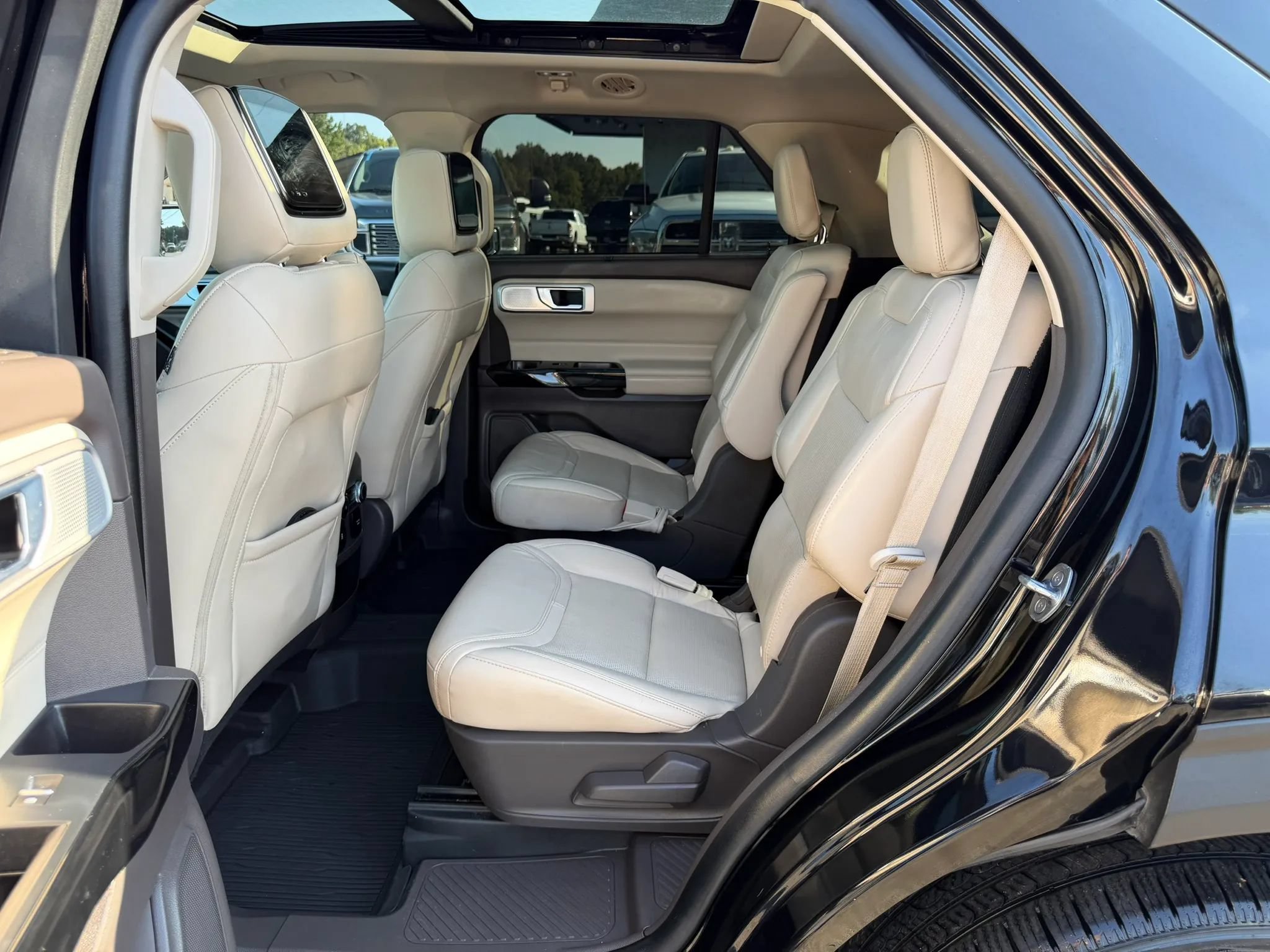 Used 2021 Ford Explorer Platinum w/ Equipment Group 601A AWD/4WD image 18