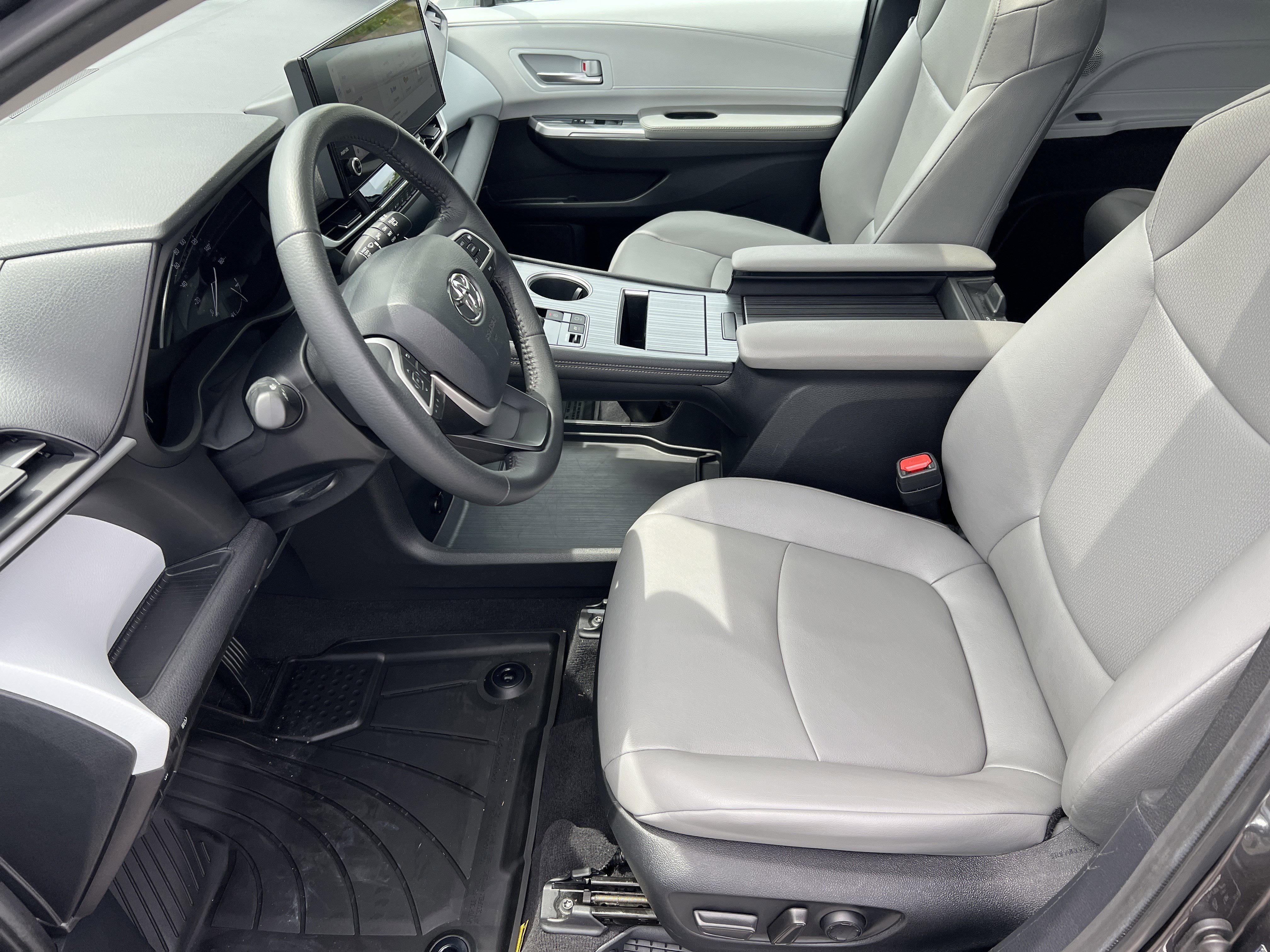Certified 2025 Toyota Sienna XLE FWD image 22