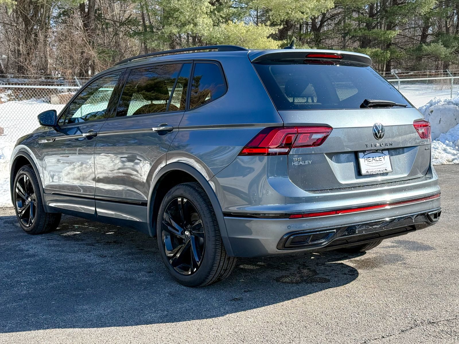 Used 2024 Volkswagen Tiguan SE R-Line image 5