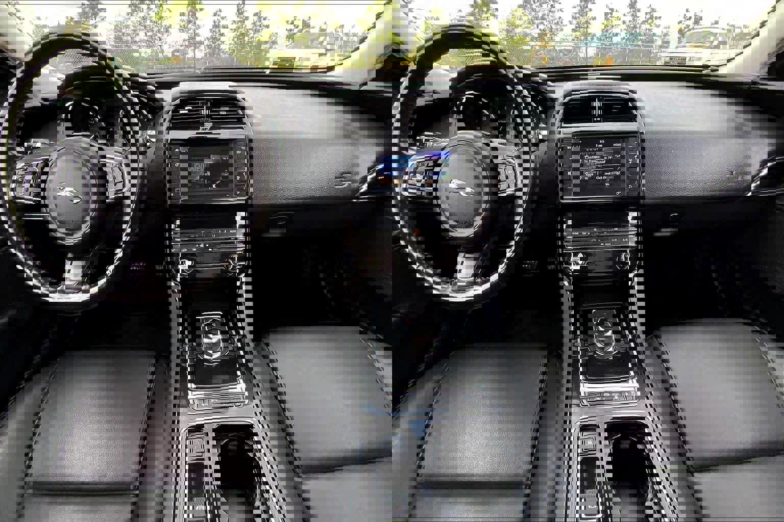 Used 2018 Jaguar XE Premium image 14