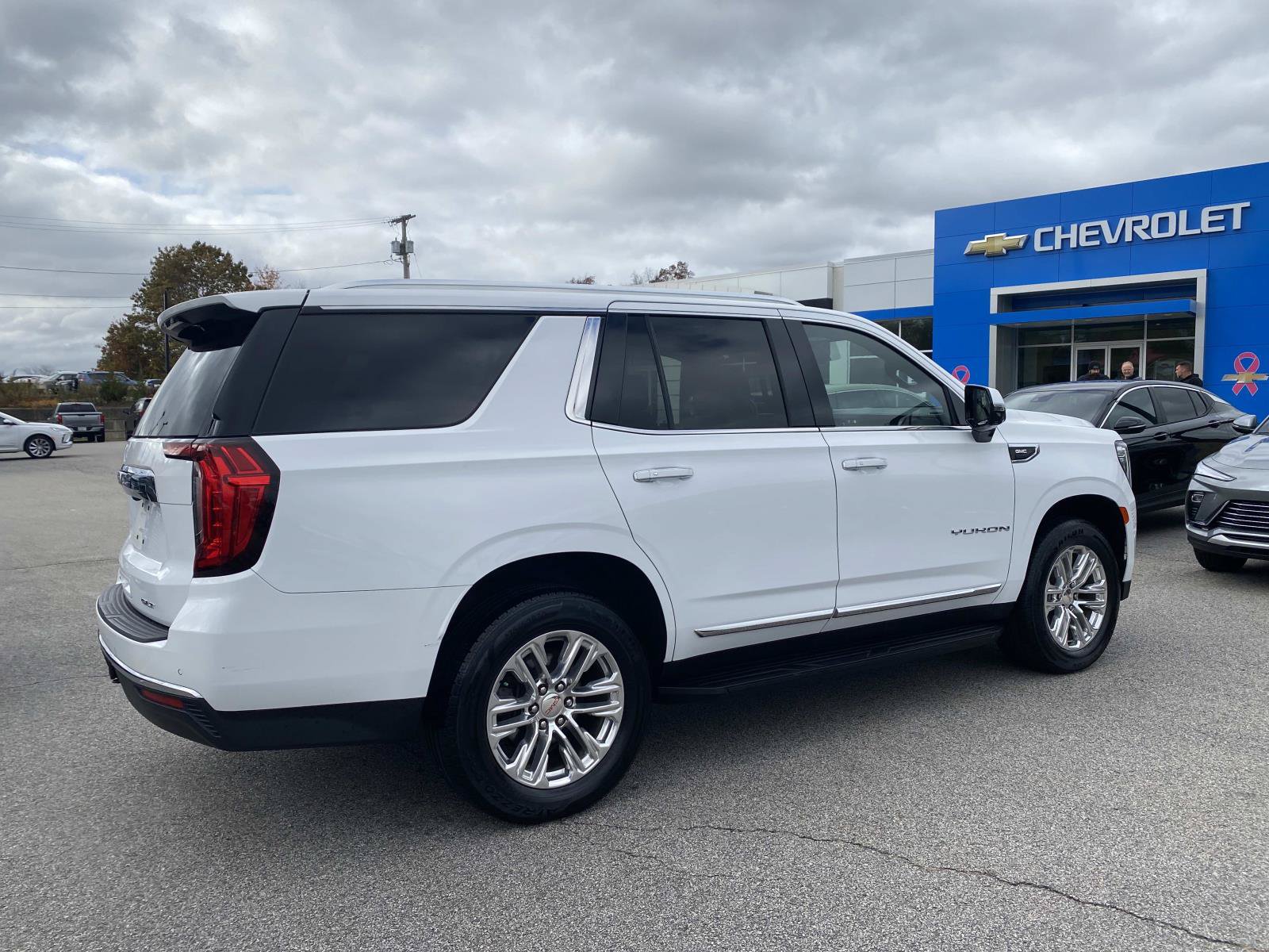 Used 2022 GMC Yukon SLT w/ SLT Premium Package AWD/4WD image 7