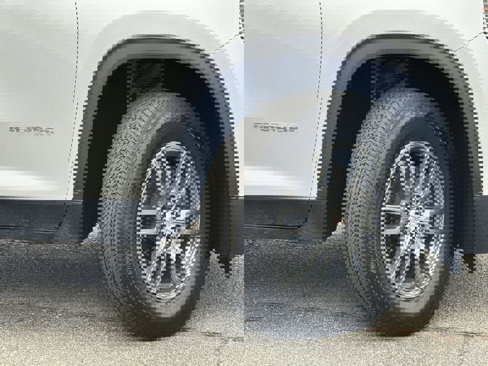 Used 2025 GMC Acadia Elevation image 12