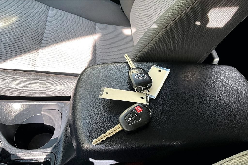 Used 2013 Toyota RAV4 LE AWD/4WD image 10